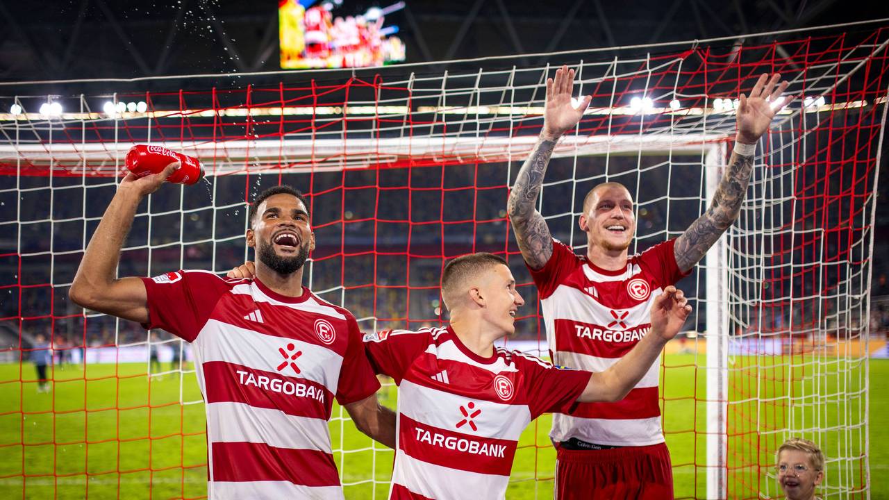 Jamil Siebert, Christos Tzolis und Jordy de Wijs jubeln nach dem Heimsieg gegen den Karlsruher SC.