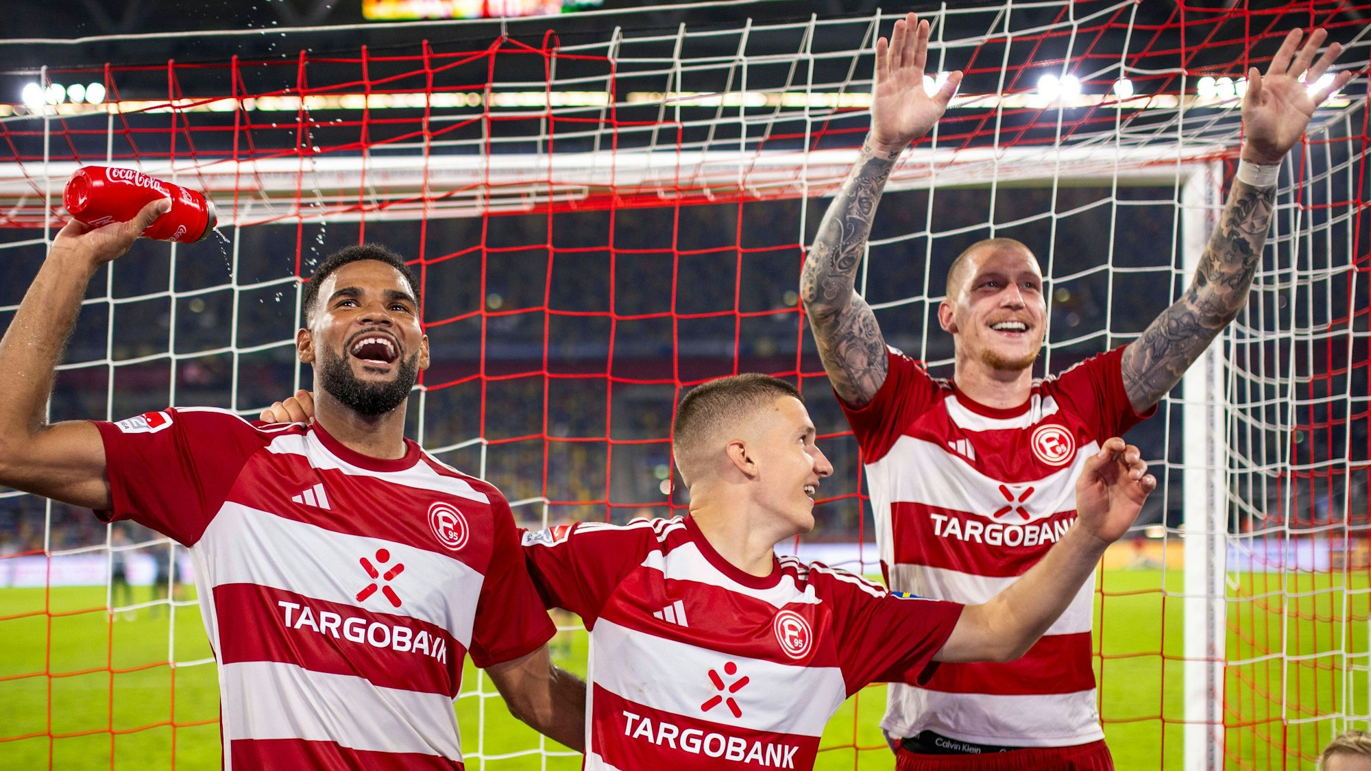 Jamil Siebert, Christos Tzolis und Jordy de Wijs jubeln nach dem Heimsieg gegen den Karlsruher SC.