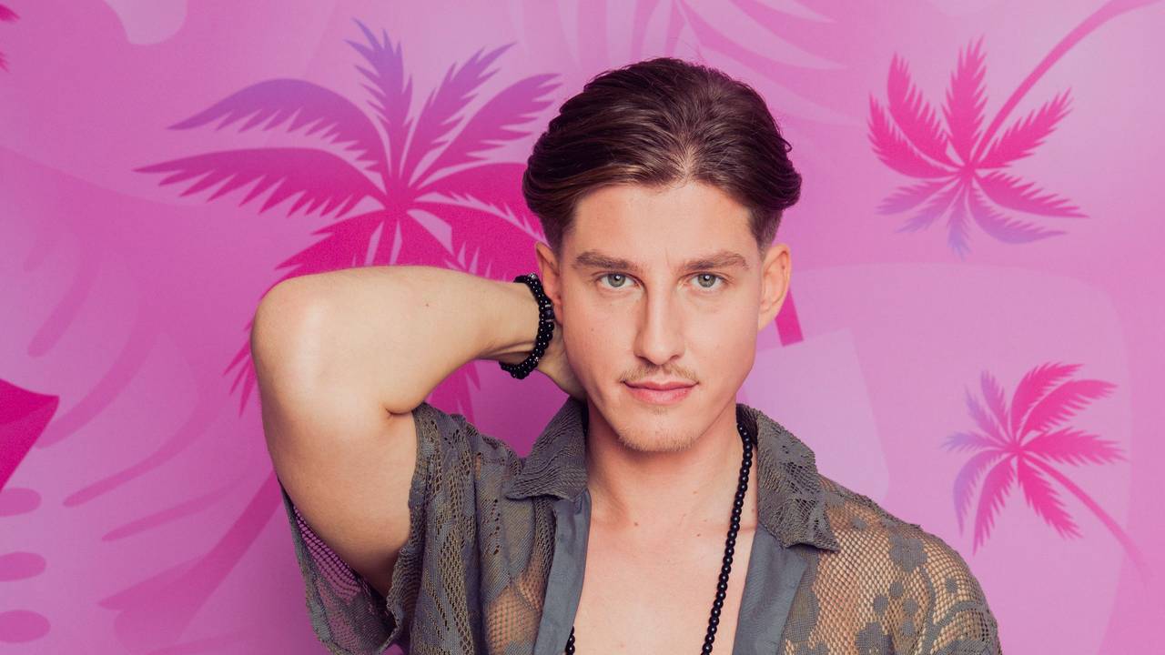 Hannes posiert für ein Foto.