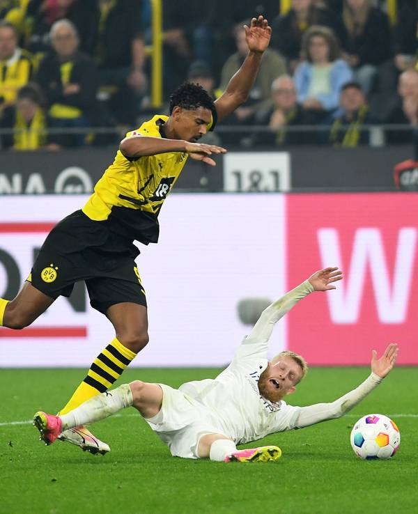 Sebastian Haller im Zweikampf mit Jan-Niklas Beste