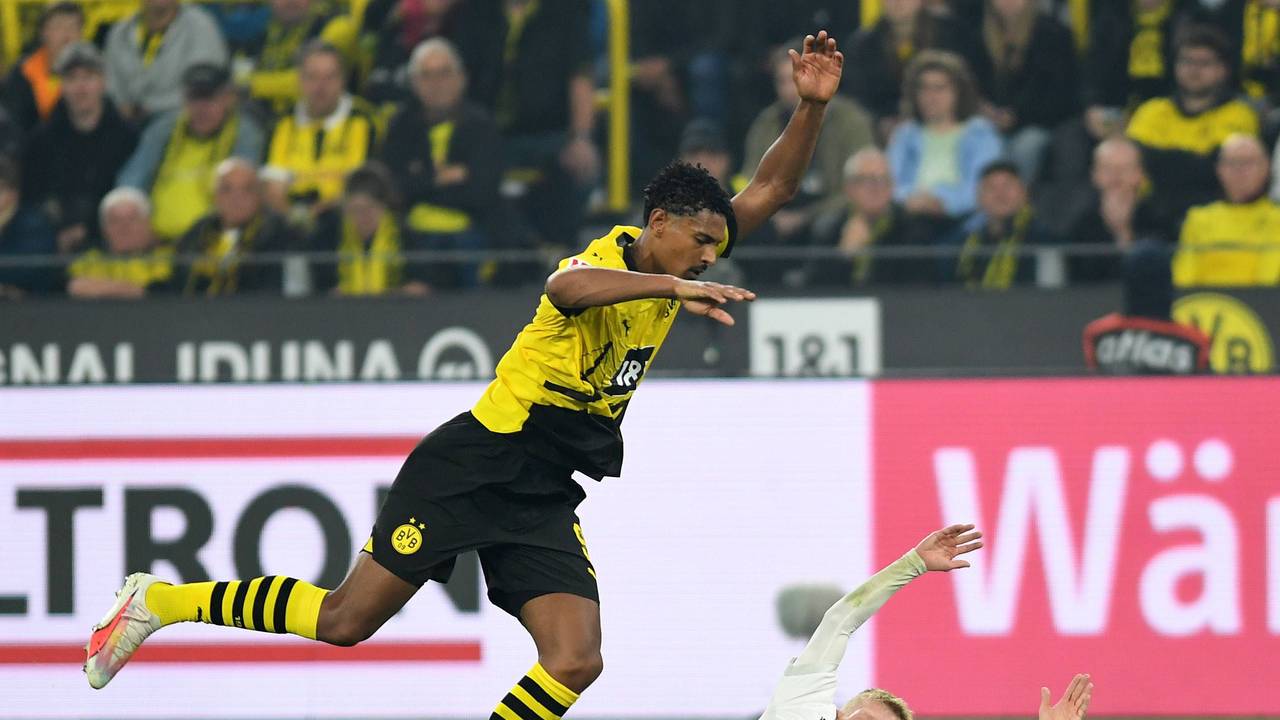 Sebastian Haller im Zweikampf mit Jan-Niklas Beste