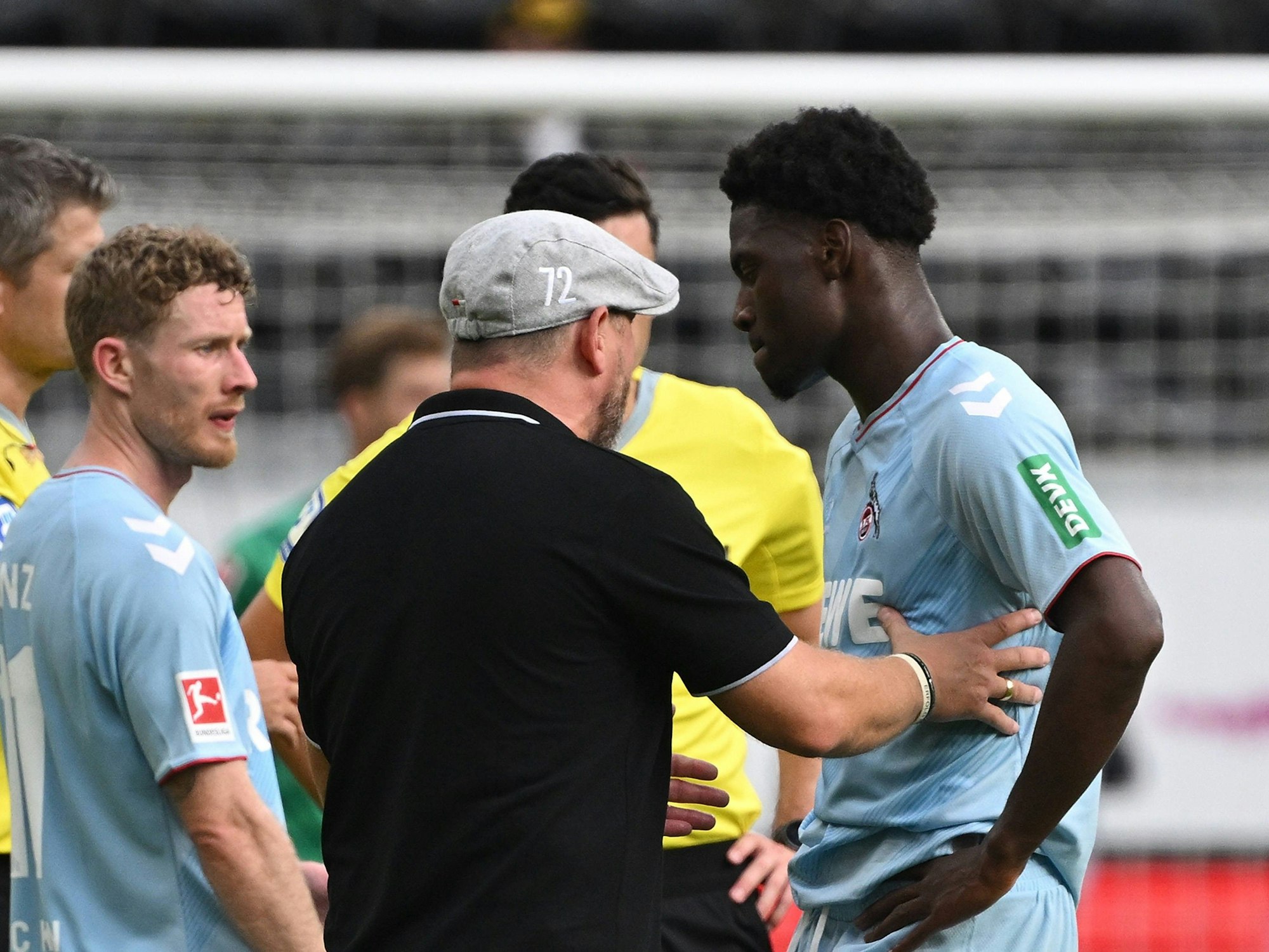 Steffen Baumgart sucht das Gespräch mit Faride Alidou.