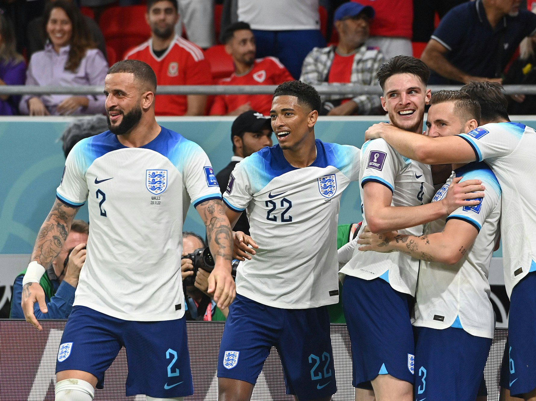 Kyle Walker, Jude Bellingham und Declan Rice bejubeln ein Tor der englischen Nationalmannschaft.