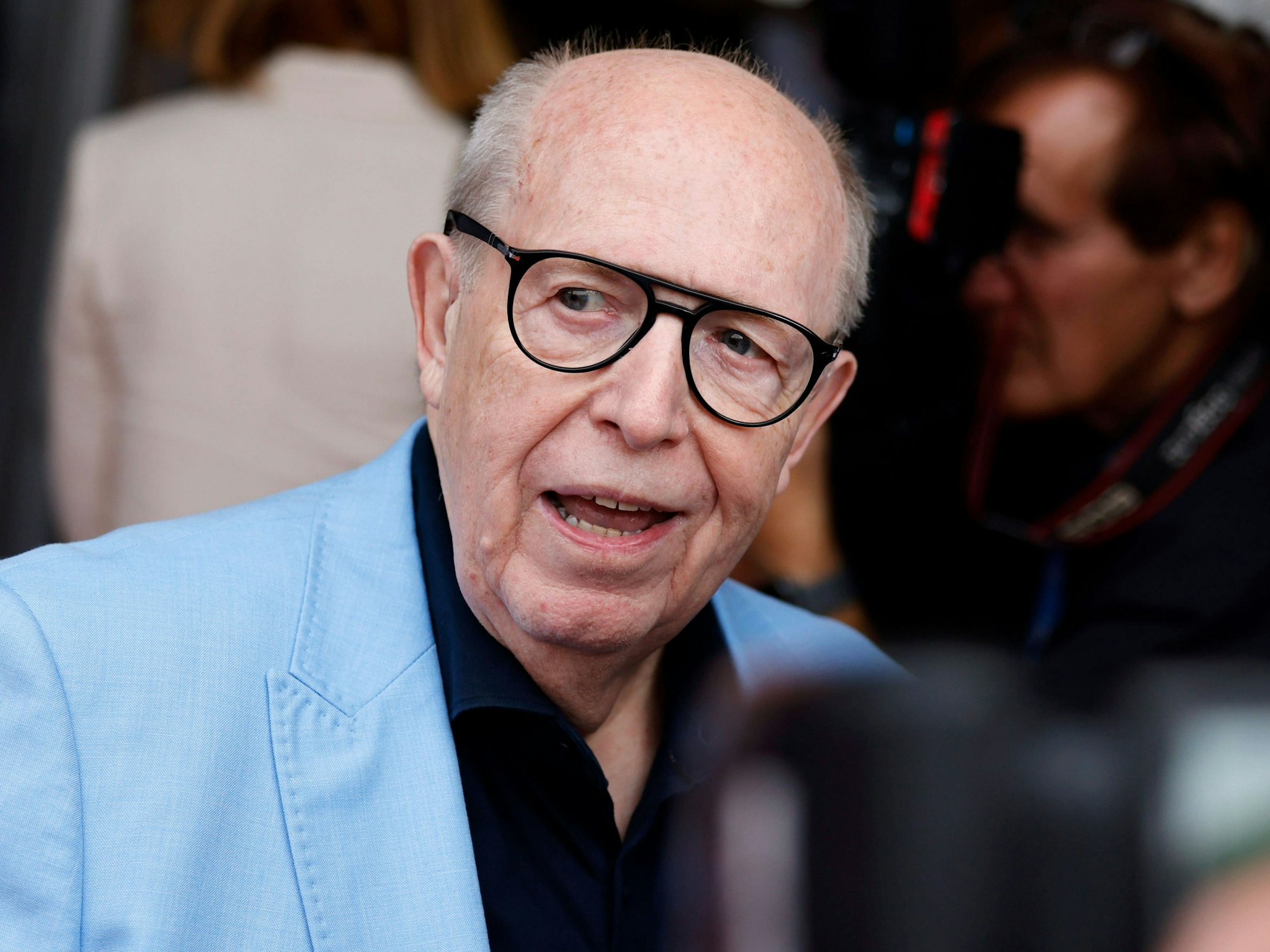 Reiner Calmund im hellblauen Sakko.