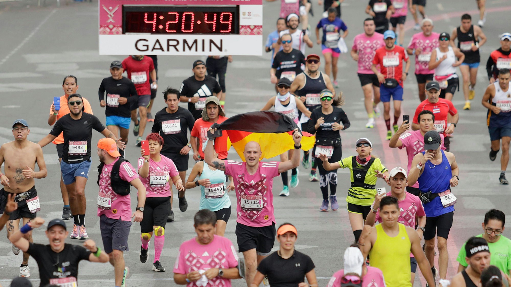 Zieleinlauf beim Mexiko-Marathon 2023.