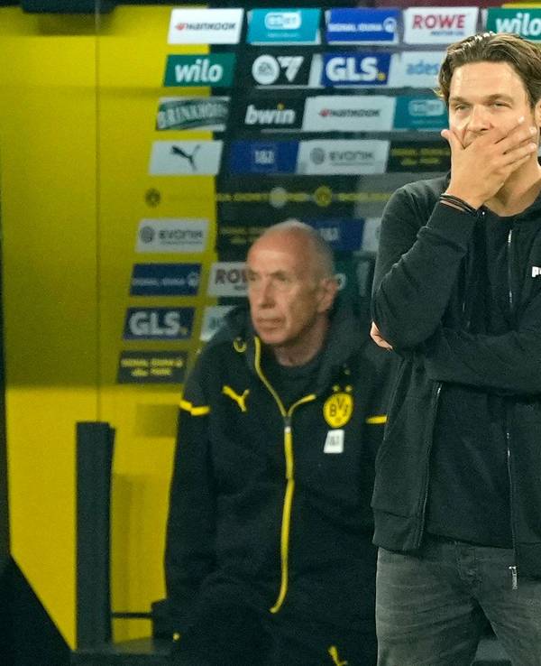 Edin Terzic steht ratlos beim Spiel von Borussia Dortmund am Spielfeldrand.