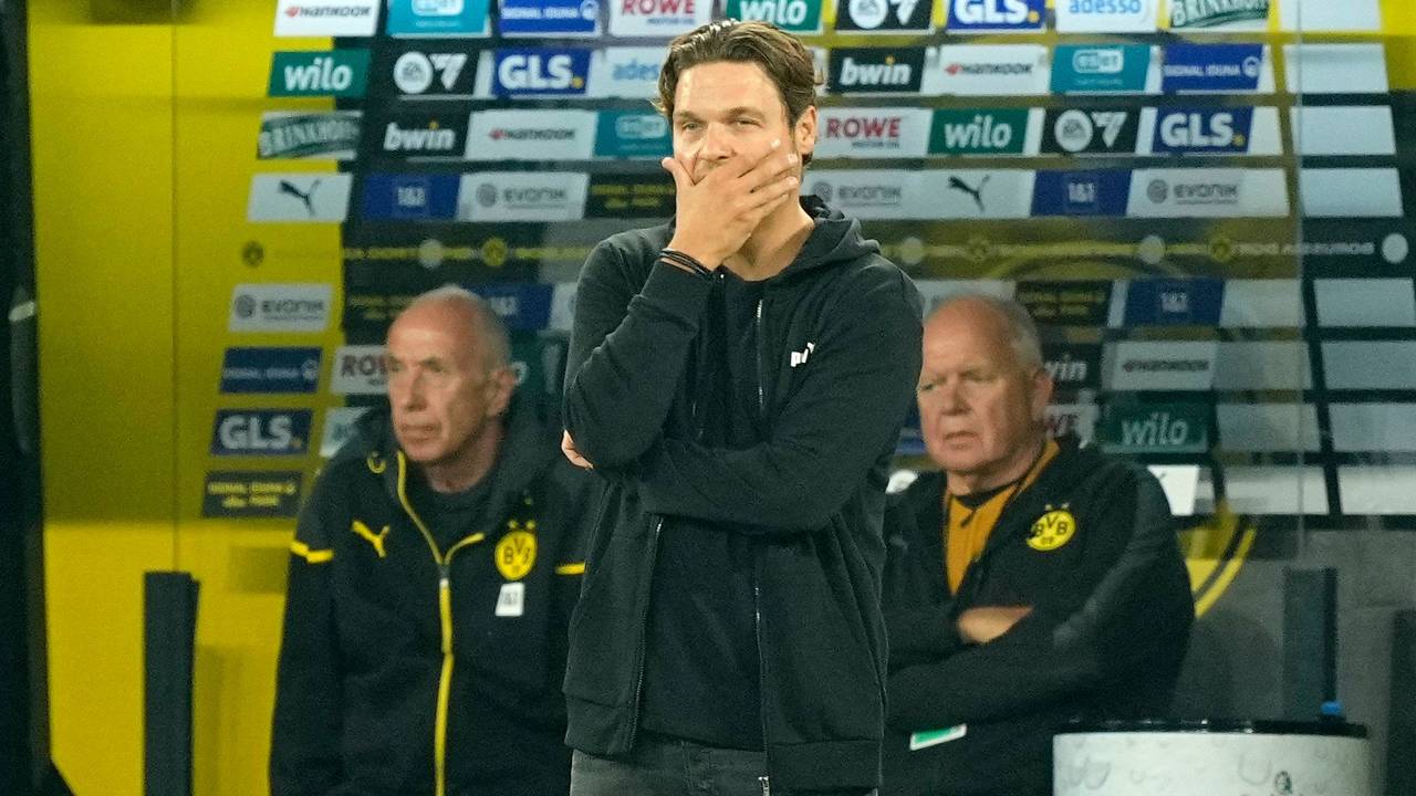 Edin Terzic steht ratlos beim Spiel von Borussia Dortmund am Spielfeldrand.