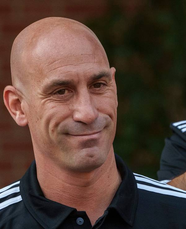 Luis Rubiales steht neben Jorge Vilda.