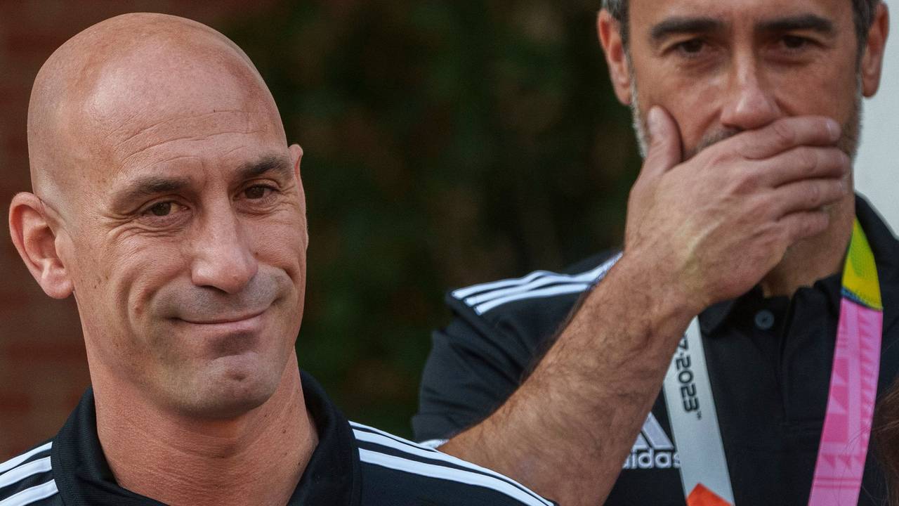 Luis Rubiales steht neben Jorge Vilda.