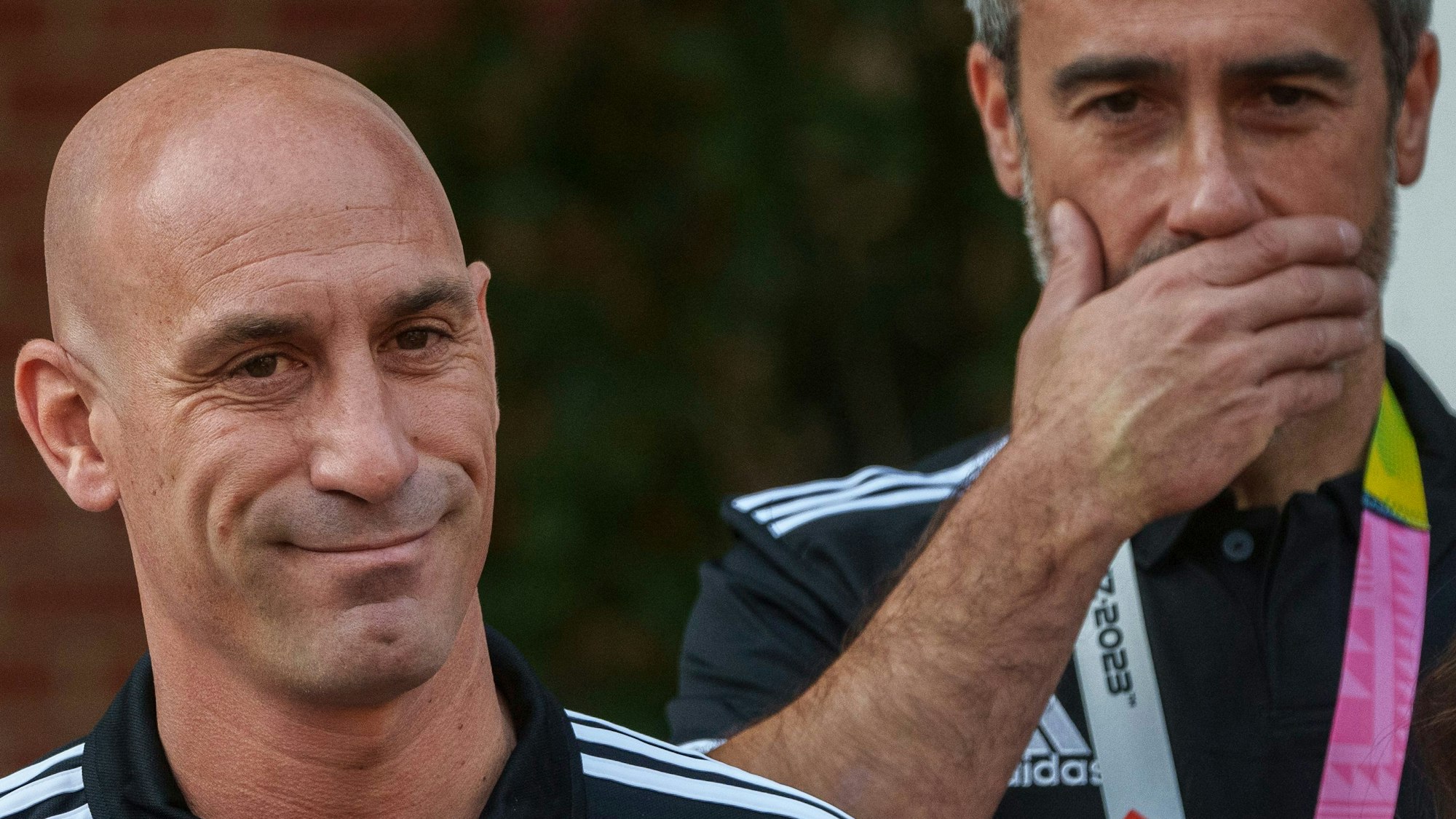 Luis Rubiales steht neben Jorge Vilda.