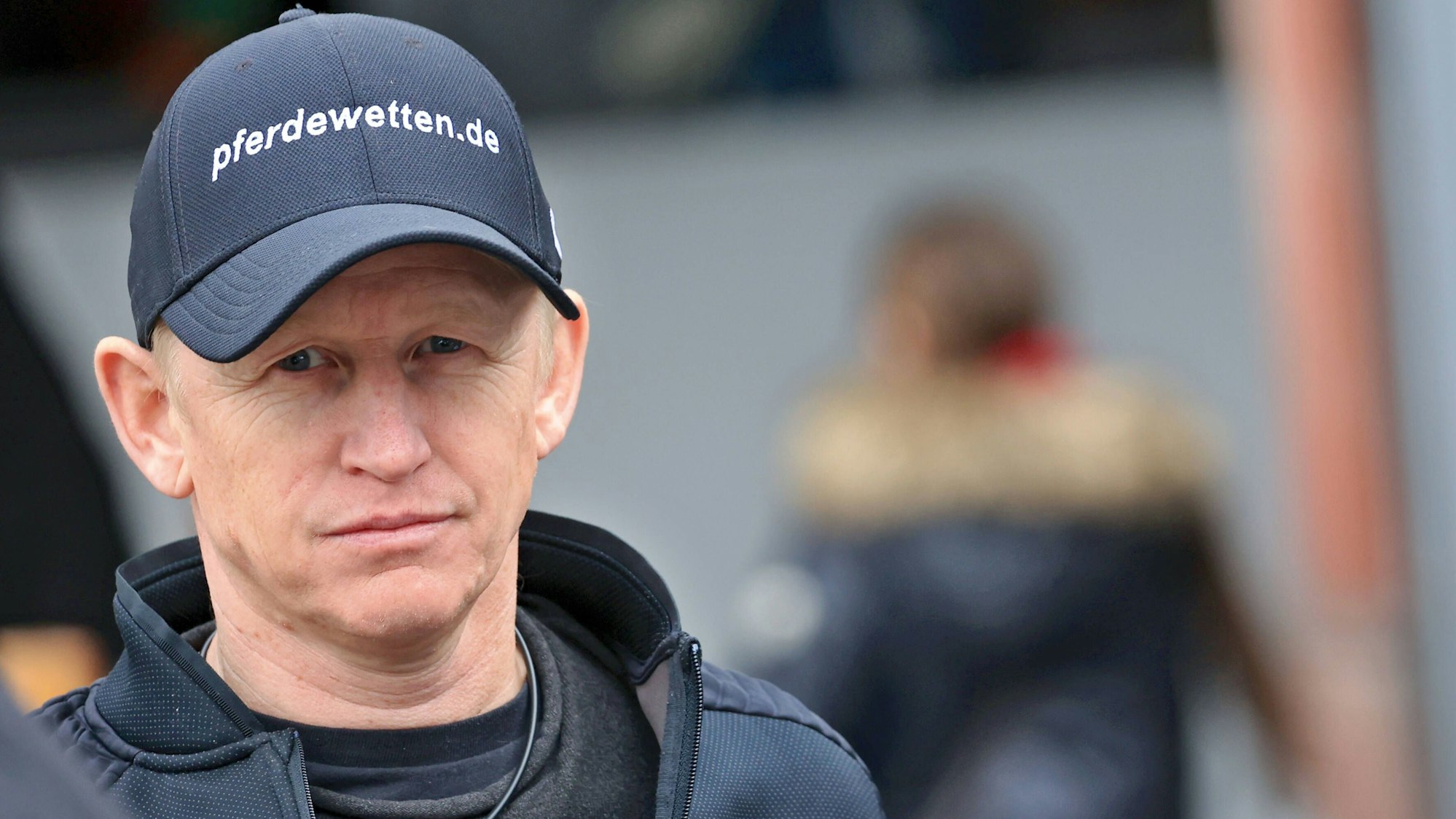 Filip Minarik blickt in die Kamera, er trägt eine Kappe.