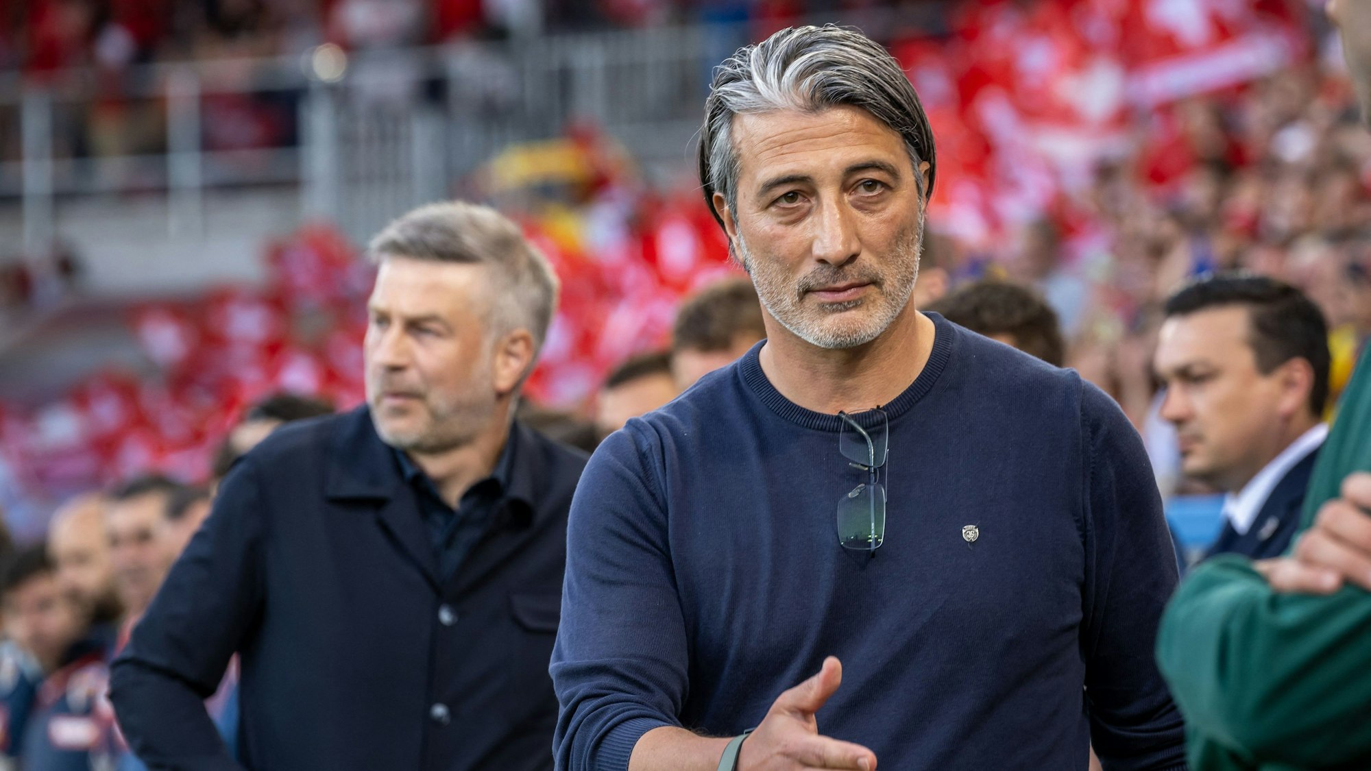 Murat Yakin holt bei einem Länderspiel der Schweiz zum Handschlag aus.