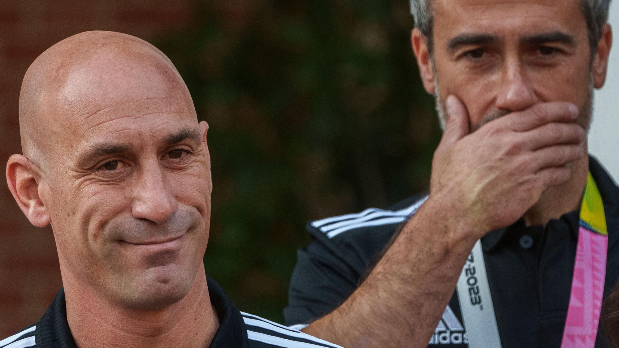 Luis Rubiales lächelt, Jorge Vilda hält sich die Hand vor den Mund.
