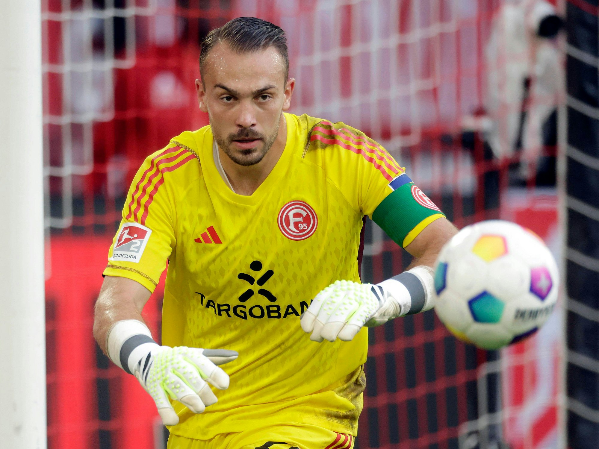 Fortuna Düsseldorfs Keeper Florian Kastenmeier fixiert im Spiel gegen den Karlsruher SC den Ball.