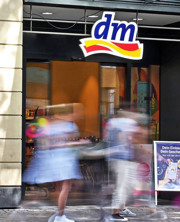 Außenaufnahme einer Filiale der Drogeriemarktkette dm in der Karlsruher Innenstadt.