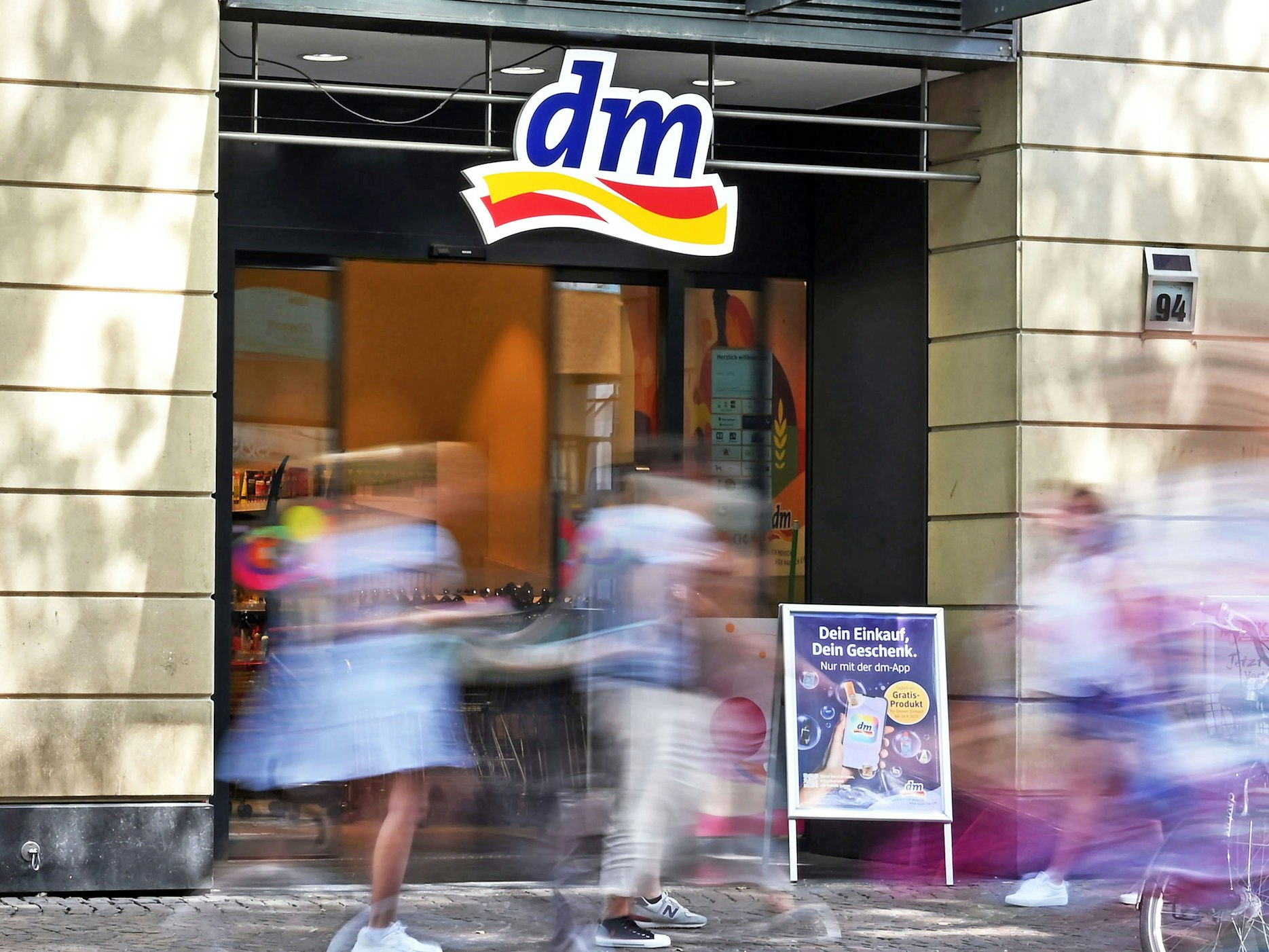 Außenaufnahme einer Filiale der Drogeriemarktkette dm in der Karlsruher Innenstadt.