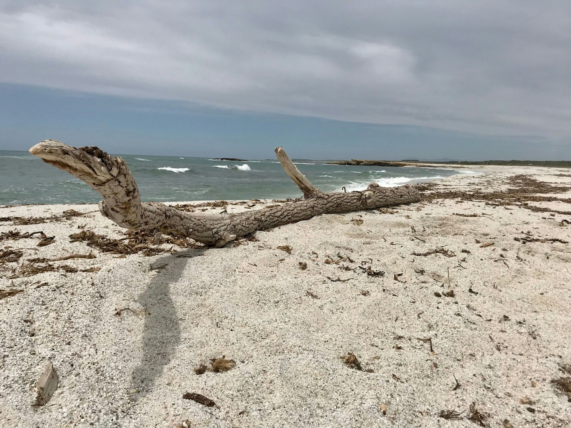 Der Strand in einem Ort auf Sardinien ist verlassen.
