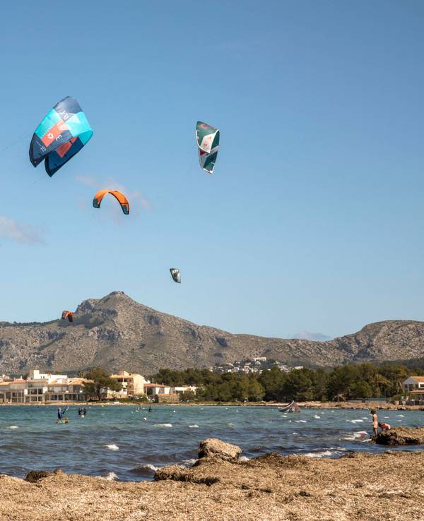Kitesurfende im Meer vor Alcudia auf Mallorca.