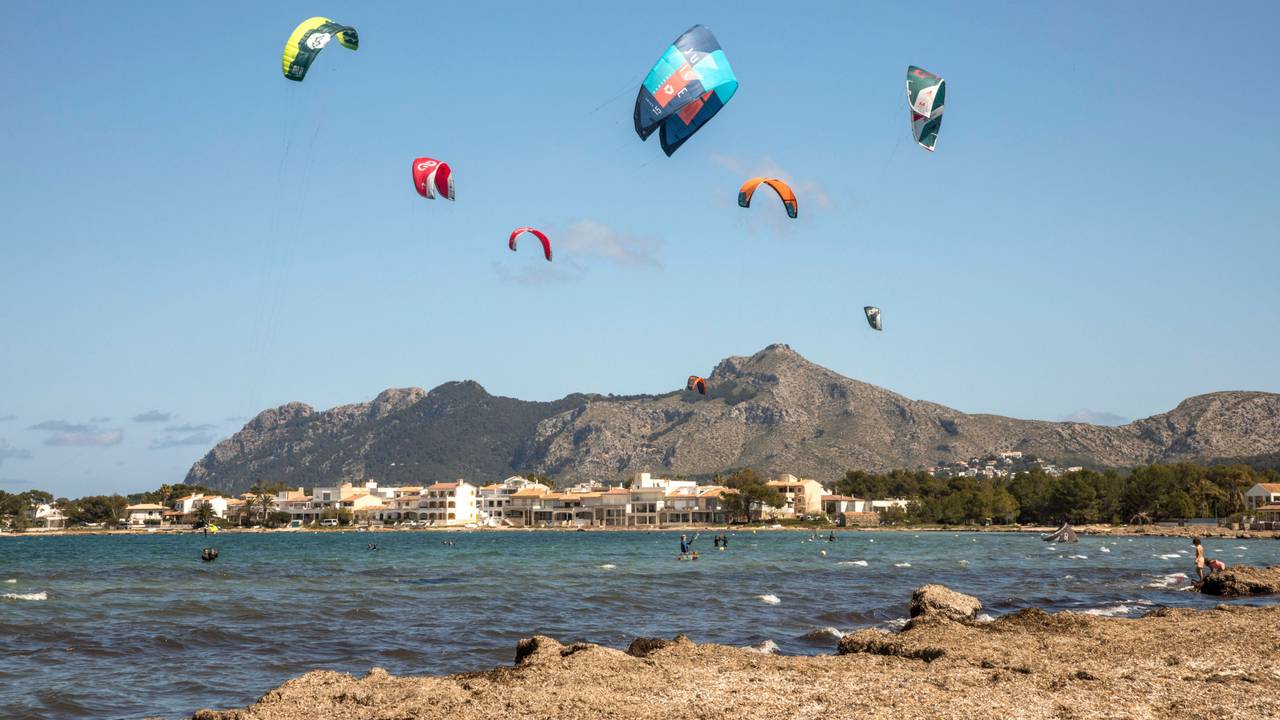Kitesurfende im Meer vor Alcudia auf Mallorca.
