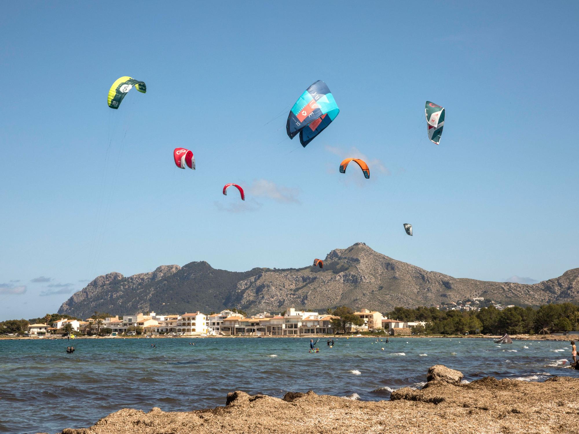 Kitesurfende im Meer vor Alcudia auf Mallorca.
