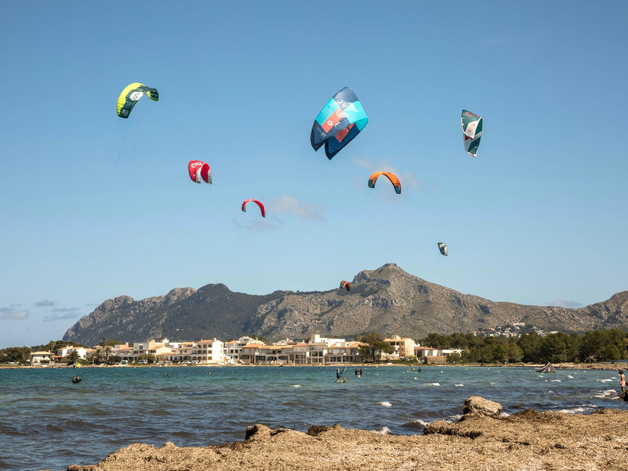 Kitesurfende im Meer vor Alcudia auf Mallorca.
