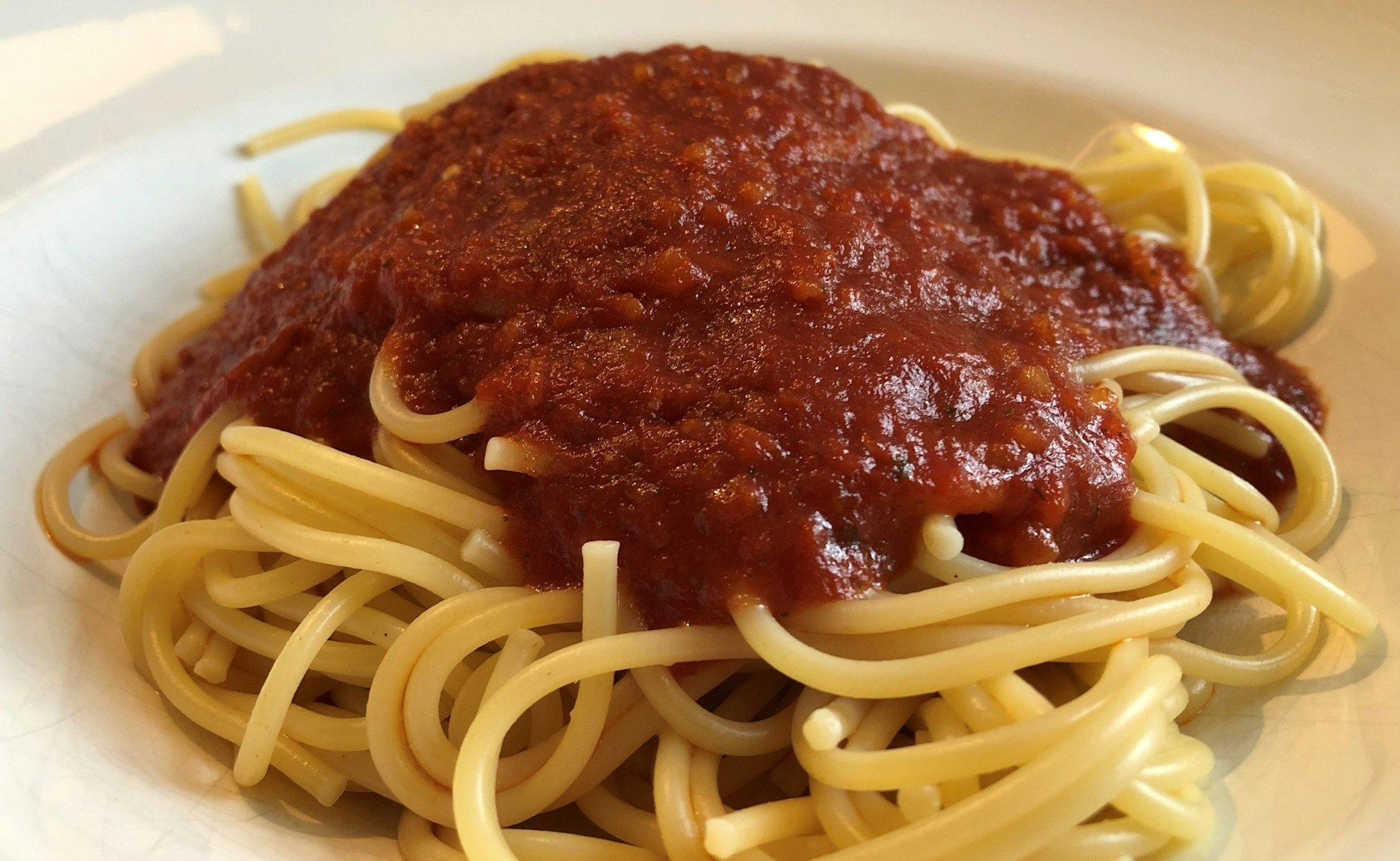 Ein Miracoli-Nudelgericht. Pasta, basta: Mehr als die Hälfte der Verbraucher isst mindestens einmal pro Woche ein Nudelgericht, heißt es vom Nudelverband. Tendenz steigend in Corona-Zeiten. Vor 60 Jahren begann der Nudelsiegeszug in Deutschland mit einem Spaghetti-Halbfertiggericht. (zu dpa "Pastarepublik Germania - Corona-Krise, Nudel-Boom, 60 Jahre Miracoli"). Rückruf: Vorsicht bei einer bestimmten Sorte Spaghetti bei Edeka - unser Foto ist ein Symbolbild.