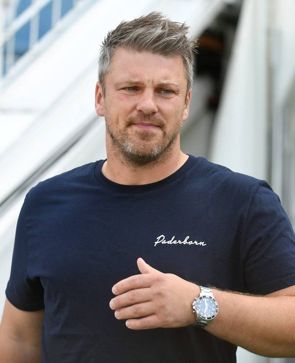 Paderborns Trainer Lukas Kwasniok beim Spiel seiner Mannschaft in Kiel.