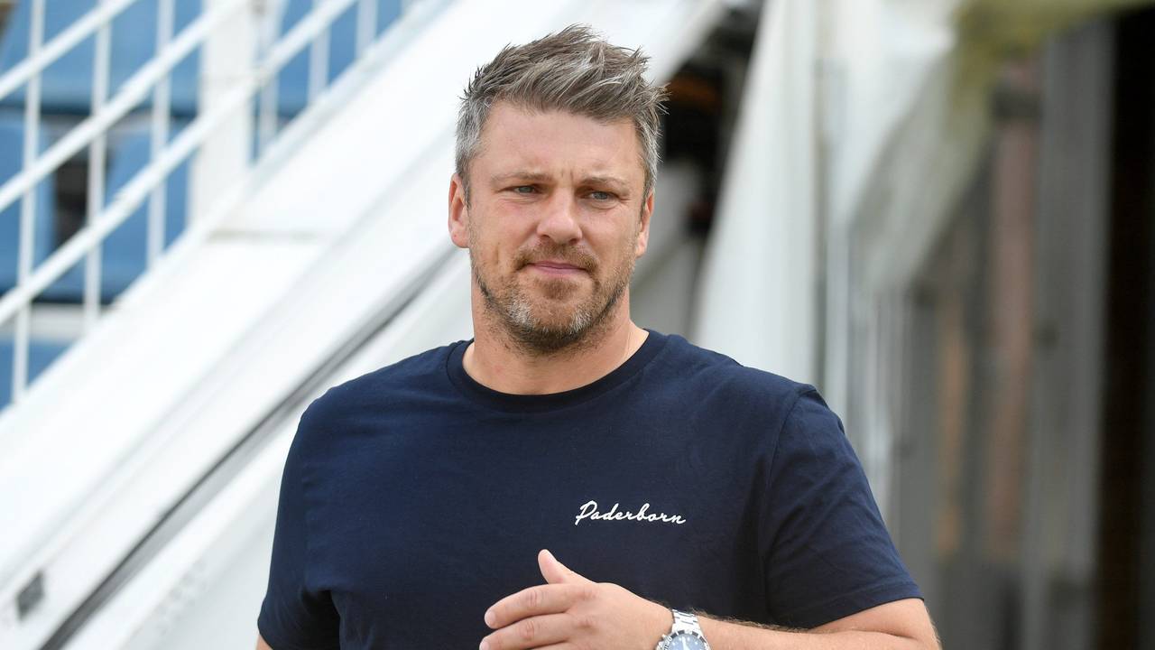 Paderborns Trainer Lukas Kwasniok beim Spiel seiner Mannschaft in Kiel.
