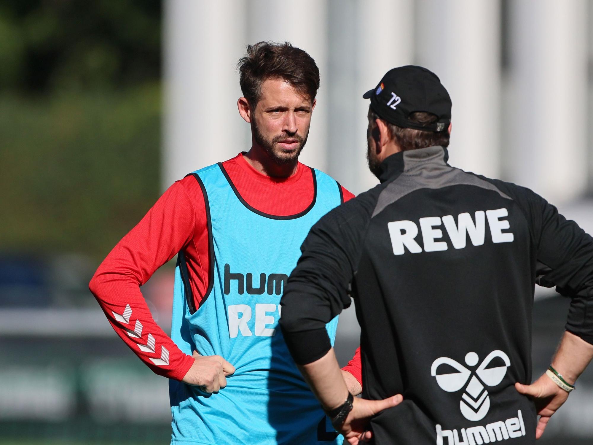 Mark Uth spricht im Training mit Steffen Baumgart.