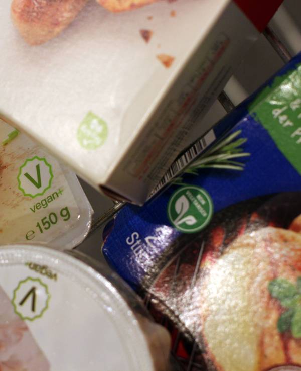 Produkte mit verschiedenen Vegetarier- und Veganer-Labeln liegen in einem Supermarkt in einem Einkaufswagen