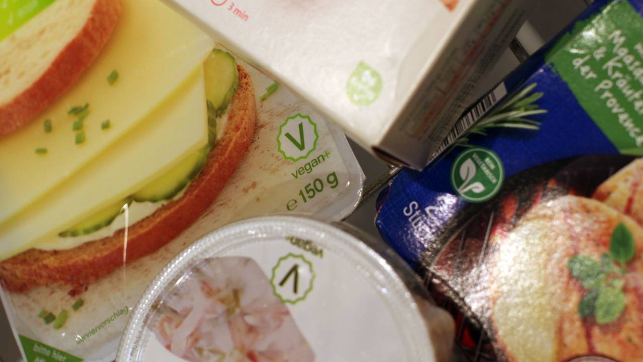 Produkte mit verschiedenen Vegetarier- und Veganer-Labeln liegen in einem Supermarkt in einem Einkaufswagen