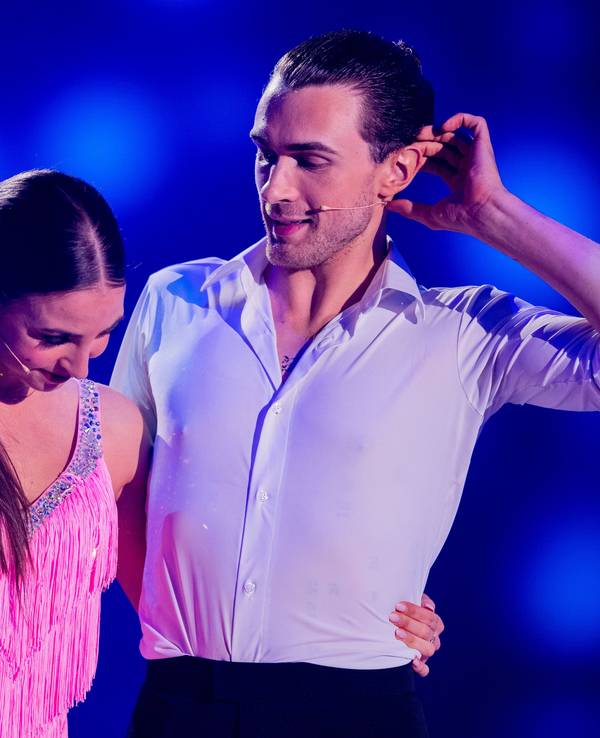 Timon Krause, Mentalist, und Ekaterina Leonova, Profitänzerin, stehen in der RTL-Tanzshow „Let's Dance“ im Coloneum zusammen.