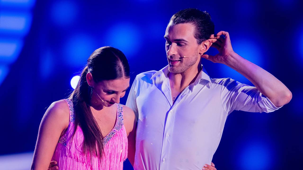 Timon Krause, Mentalist, und Ekaterina Leonova, Profitänzerin, stehen in der RTL-Tanzshow „Let's Dance“ im Coloneum zusammen.