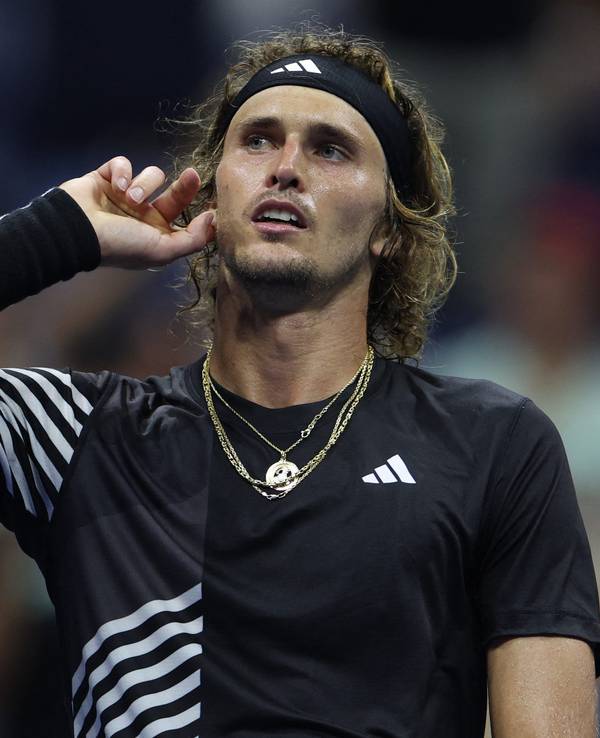 Alexander Zverev hält sich bei den US Open die Hand ans Ohr.