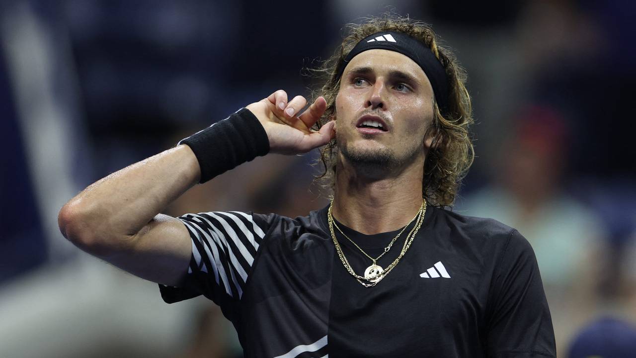 Alexander Zverev hält sich bei den US Open die Hand ans Ohr.