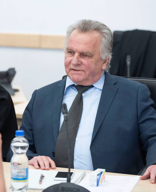 Günther Krause sitzt am 4. September 2023 auf der Anklagebank im Landgericht Rostock.