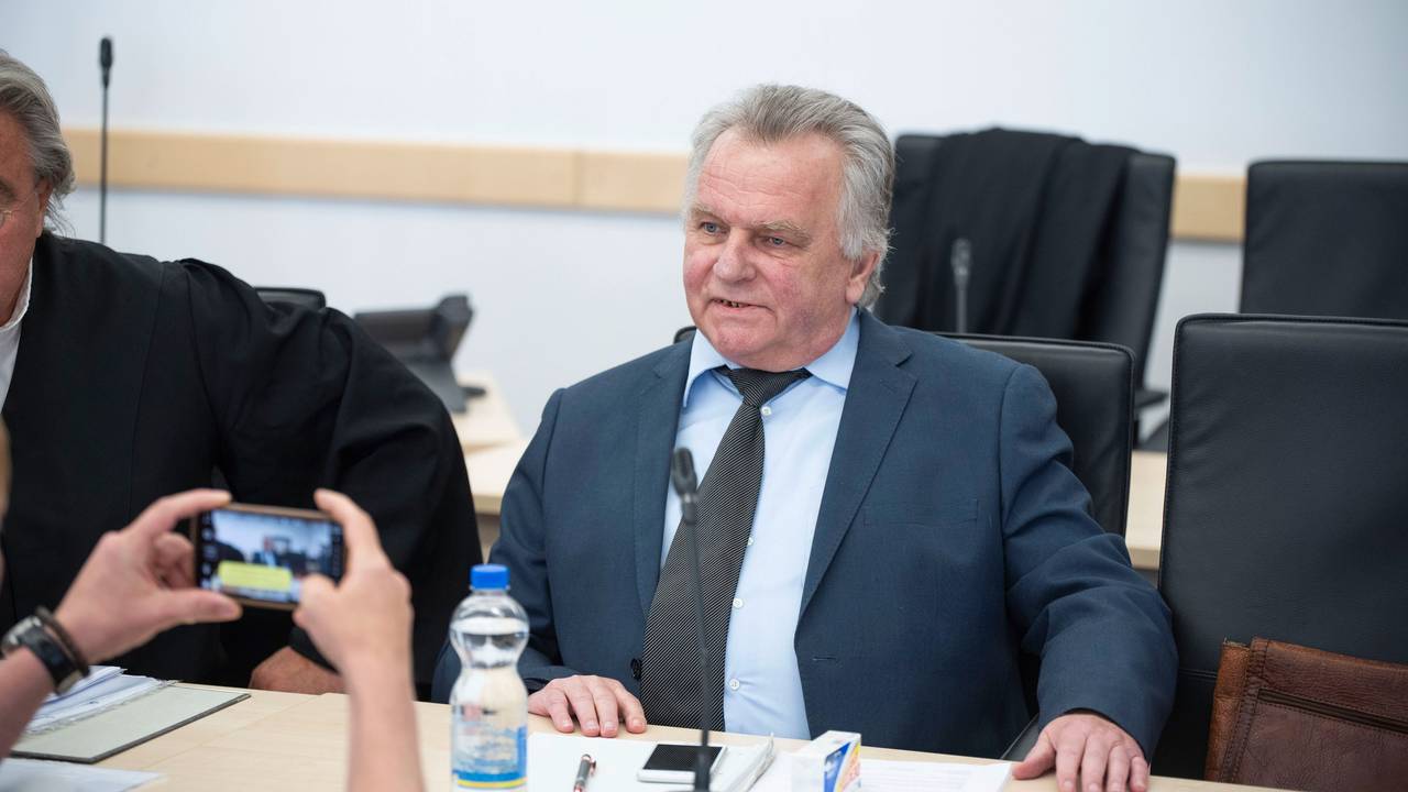 Günther Krause sitzt am 4. September 2023 auf der Anklagebank im Landgericht Rostock.