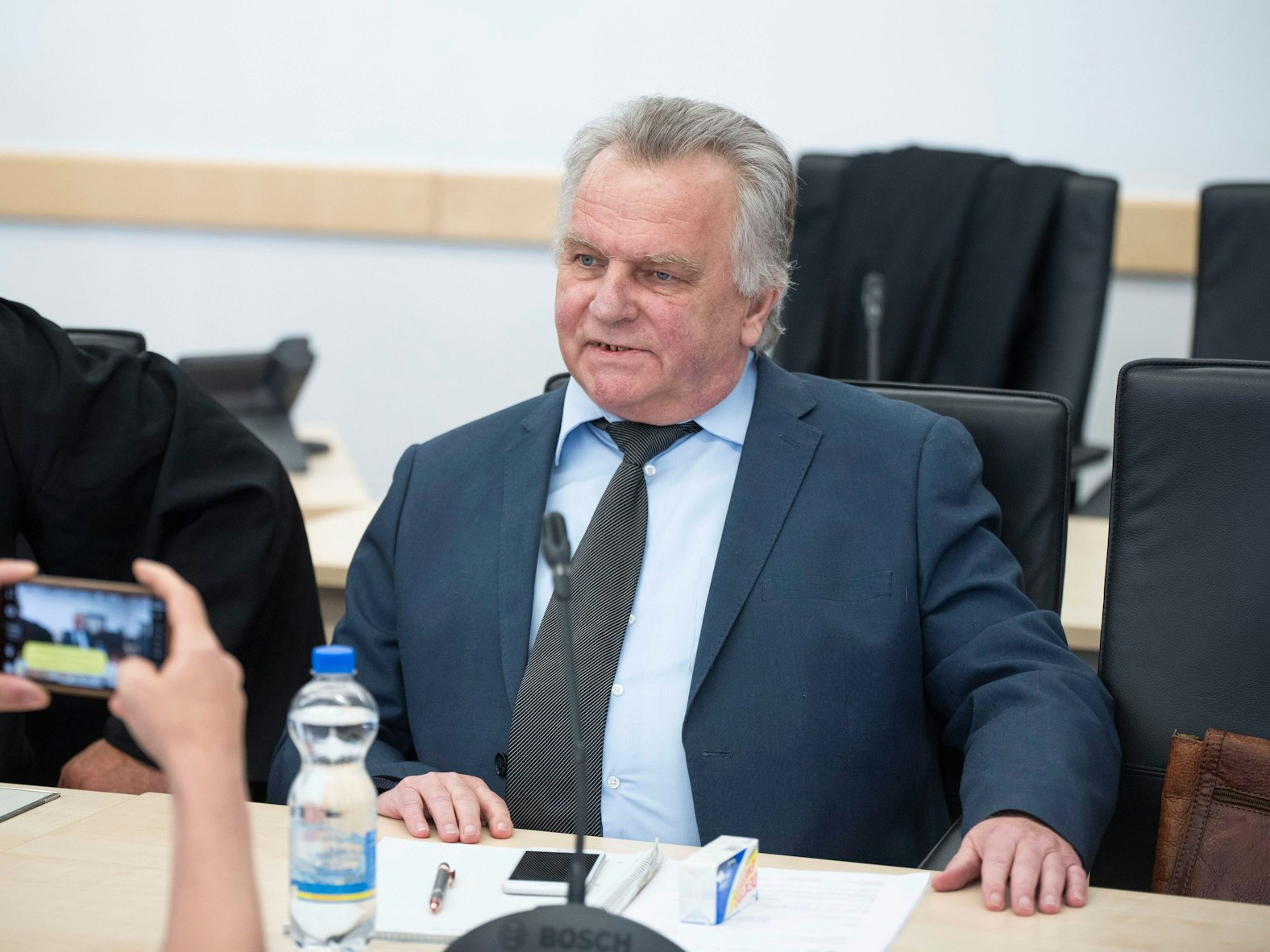 Günther Krause sitzt am 4. September 2023 auf der Anklagebank im Landgericht Rostock.