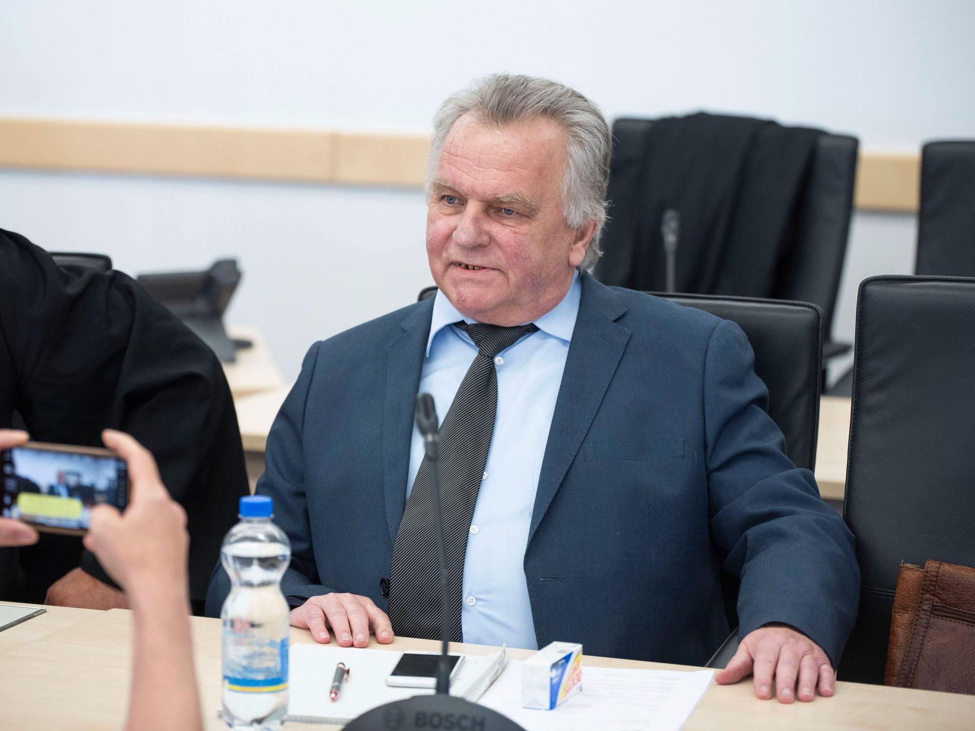 Günther Krause sitzt am 4. September 2023 auf der Anklagebank im Landgericht Rostock.