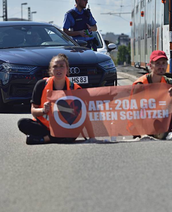 Protestierende der „Letzten Generation“ während einer Straßenblockade auf der Konrad-Adenauer-Brücke in Mannheim am 2. September 2023.