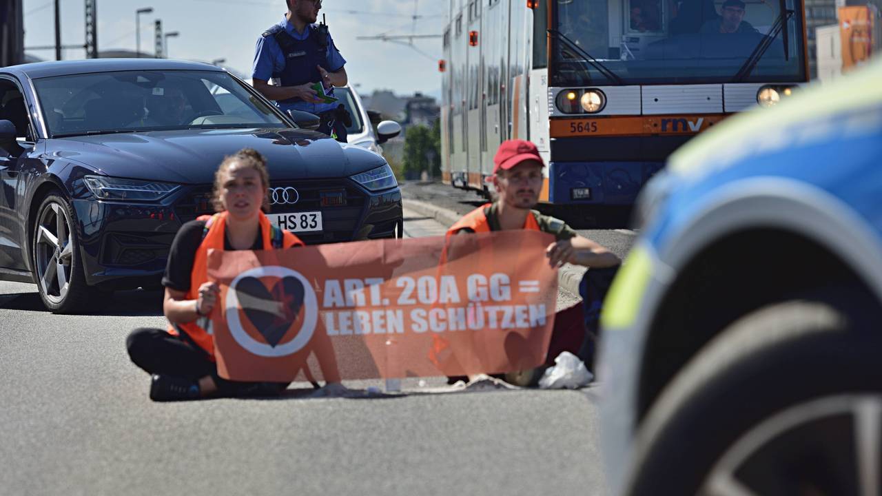 Protestierende der „Letzten Generation“ während einer Straßenblockade auf der Konrad-Adenauer-Brücke in Mannheim am 2. September 2023.