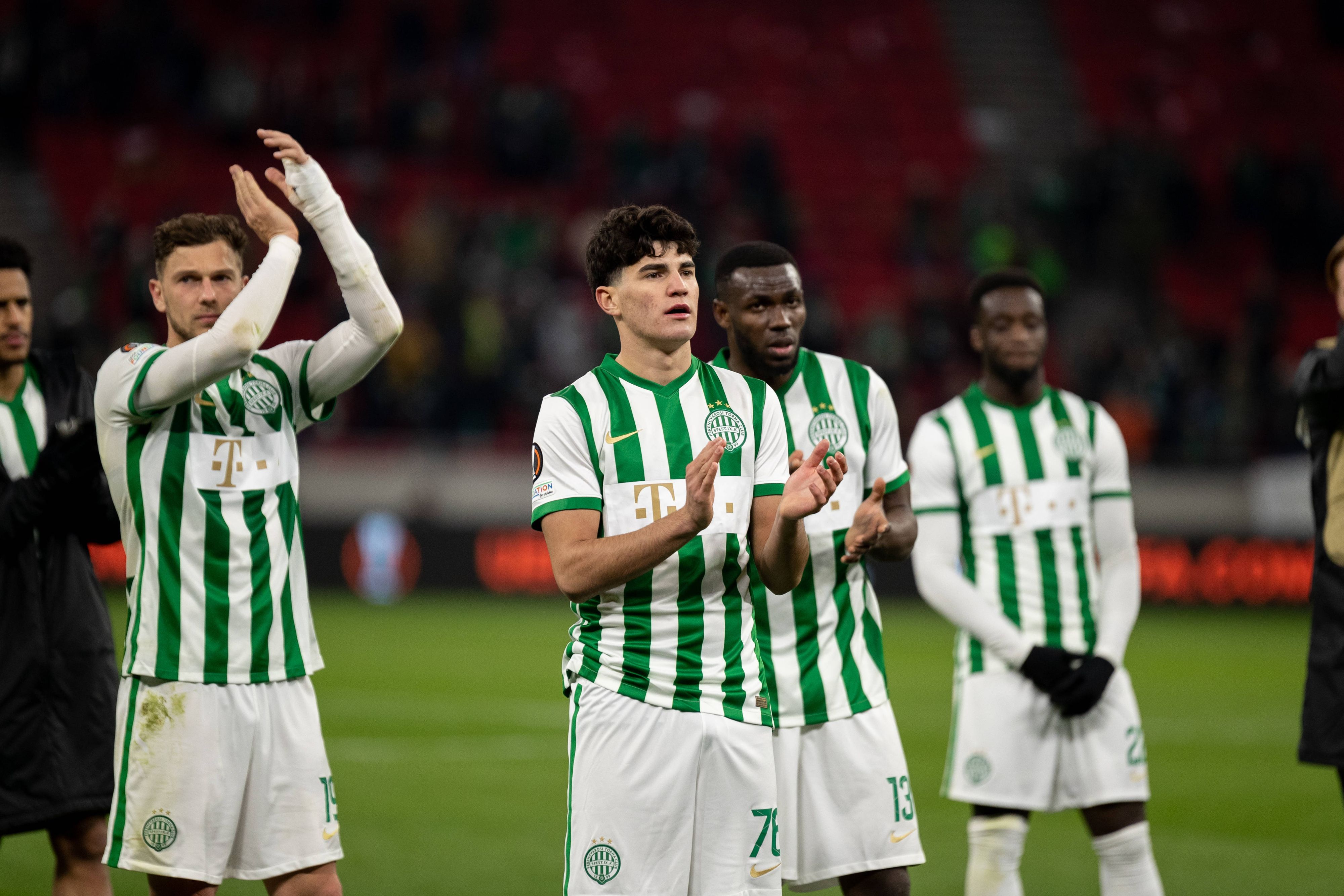 Krisztian Lisztes und seine Kollegen applaudieren ihren Fans.