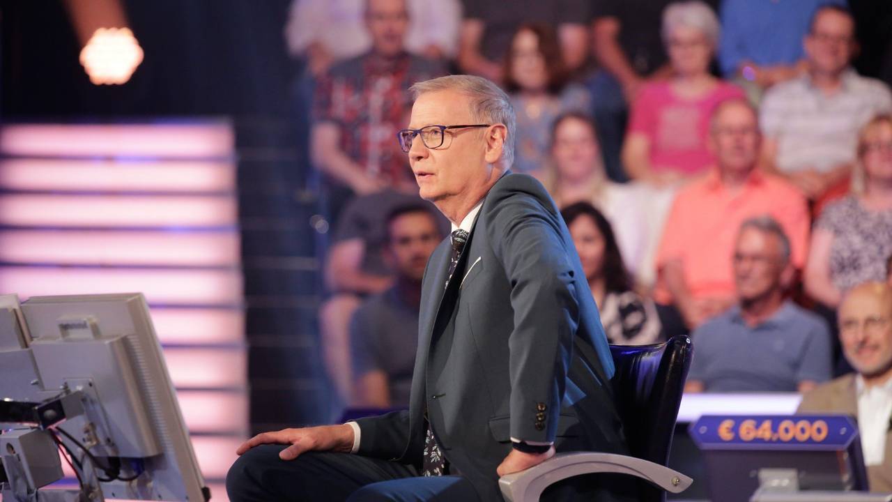 Moderator Günther Jauch sitzt auf einem Stuhl.