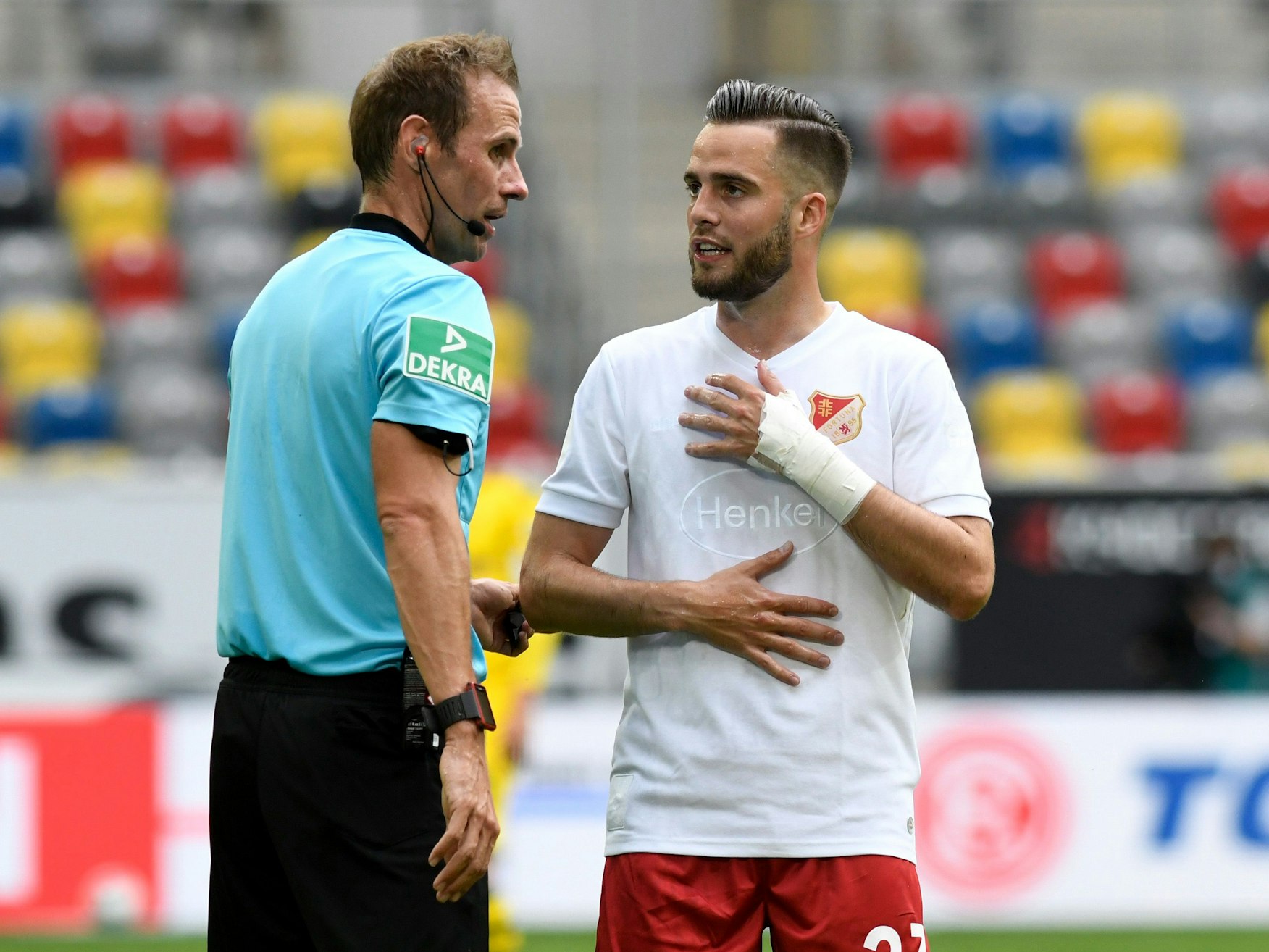 Düsseldorfs Niko Gießelmann (r) diskutiert micht Schiedsrichter Sascha Stegemann.