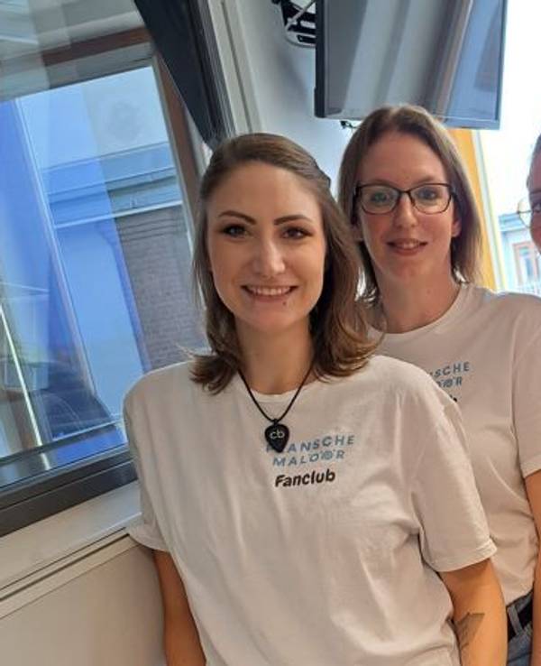 Drei Frauen stehen in einem Tonstudio und grinsen in die Kamera.