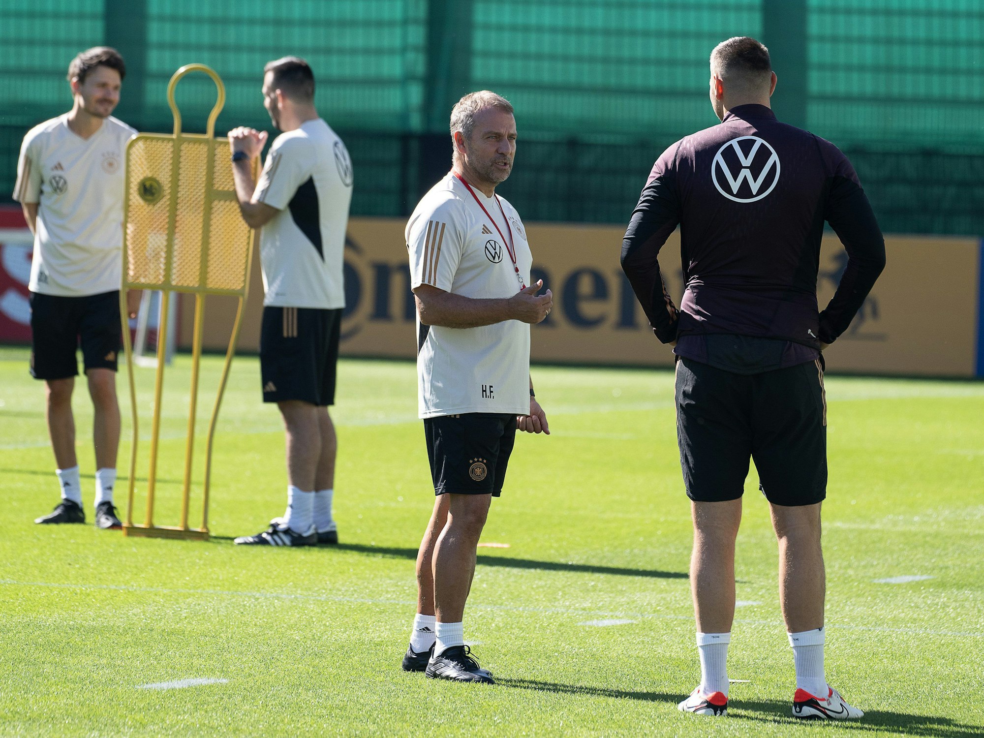 Bundestrainer Hansi Flick (2.v.r.) spricht mit Nationalspieler Niklas Süle (r).