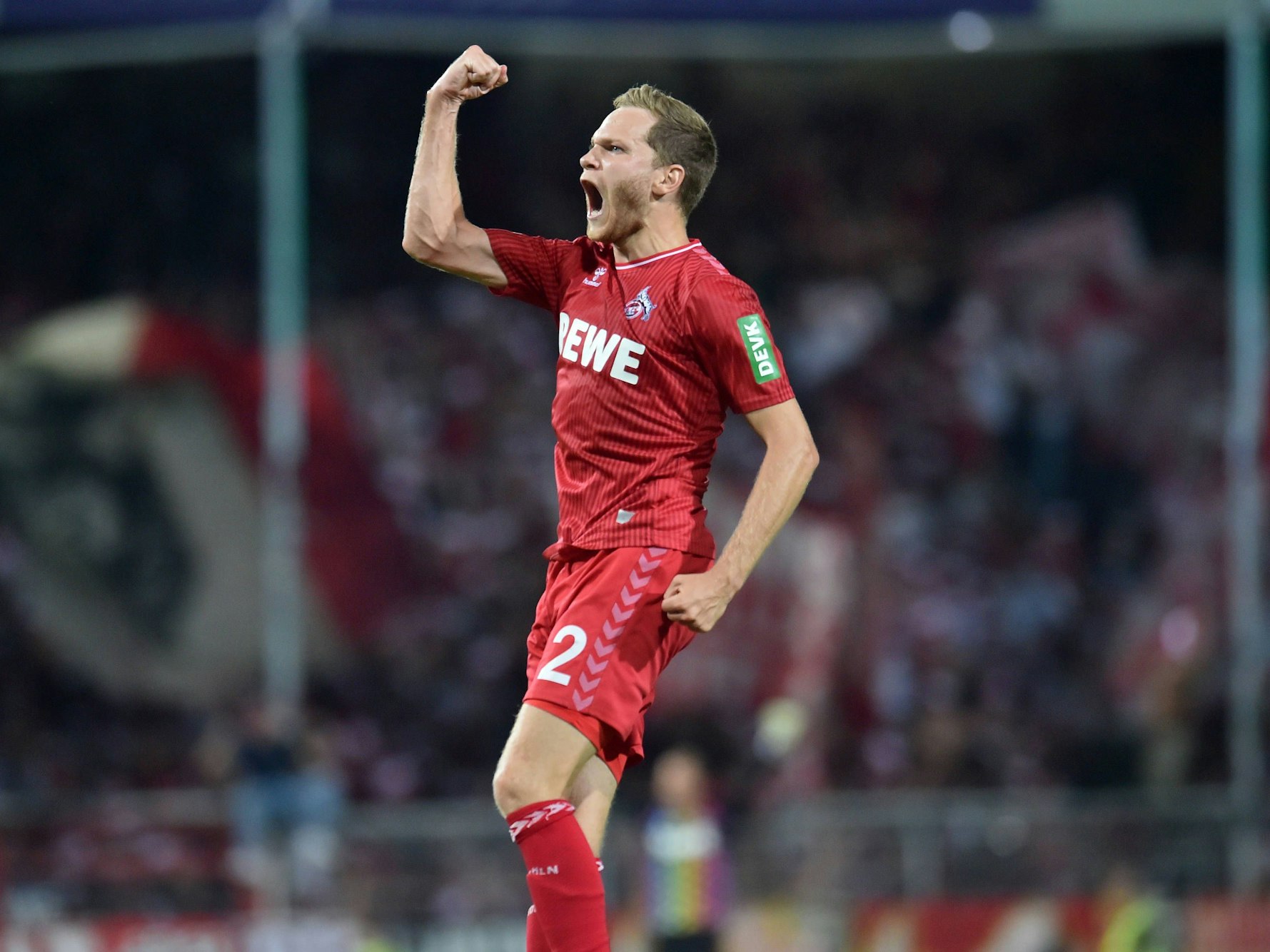 Benno Schmitz springt in die Luft und ballt die Faust.