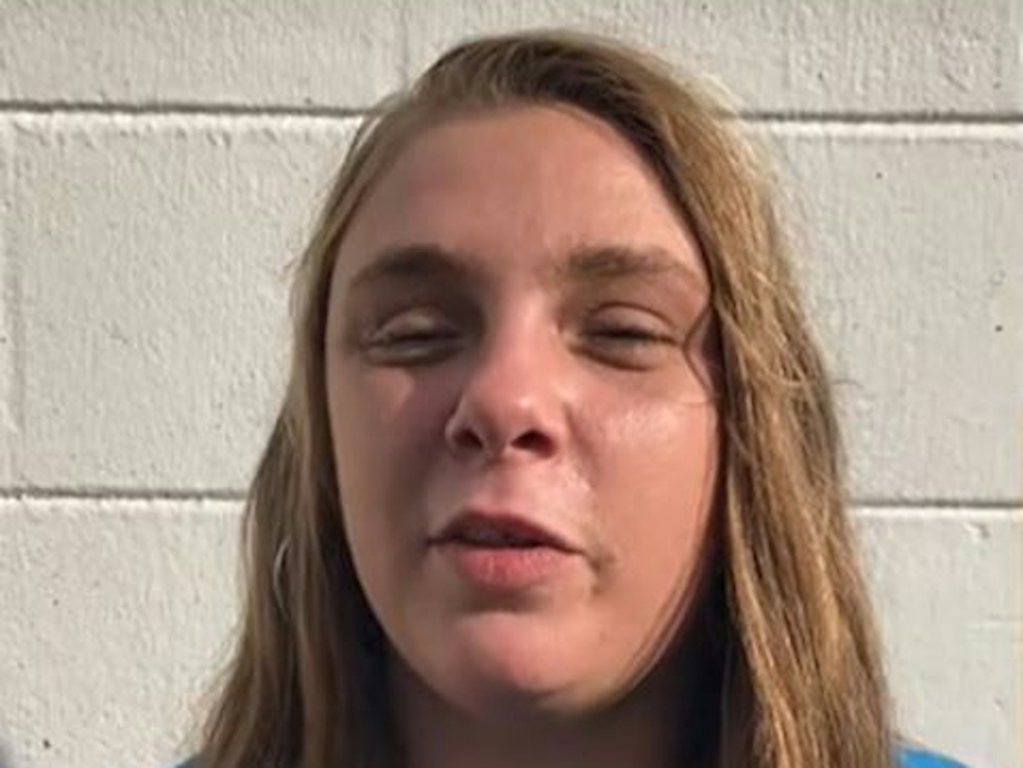 Kaylee Muthart spricht in die Kamera.