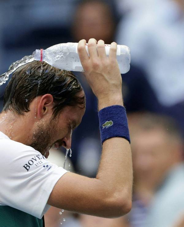 Daniil Medwedew schüttet sich nach seinem Viertelfinal-Sieg über Andrej Rublew Wasser über den Kopf.