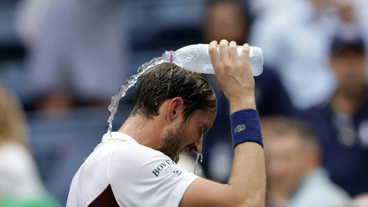 Daniil Medwedew schüttet sich nach seinem Viertelfinal-Sieg über Andrej Rublew Wasser über den Kopf.